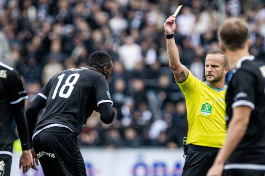 Västerås SKs Frederic Nsabiyumva får ett gult kort av