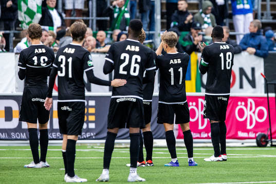 Västerås SKs spelare tackar publiken