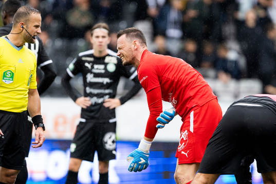 Domaren Rinon Hasani och Västerås SKs målvakt Anton