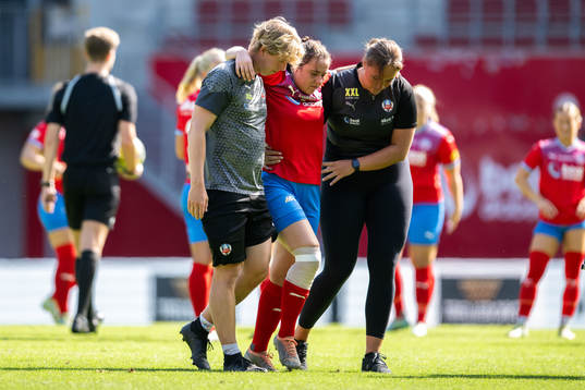 Helsingborgs Inez Gertsen lämnar planen skadad