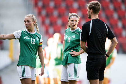 IK Zeniths Sara Baldebo och Sara Aronsson i diskussion med