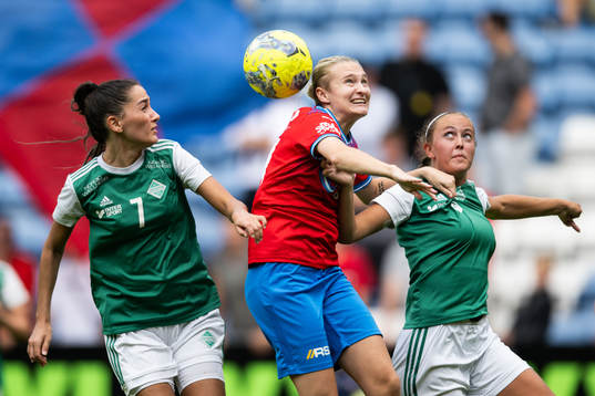 IK Zeniths Ayse Kurt och Emma Wangerås mot Helsingborgs