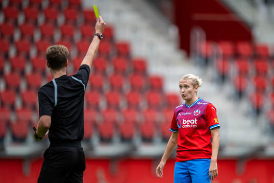Helsingborgs Maya Waltersson får ett gult kort