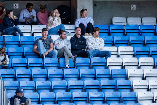 Kalle Joelsson, Dennis Olsson och Thomas Rogne på läktaren