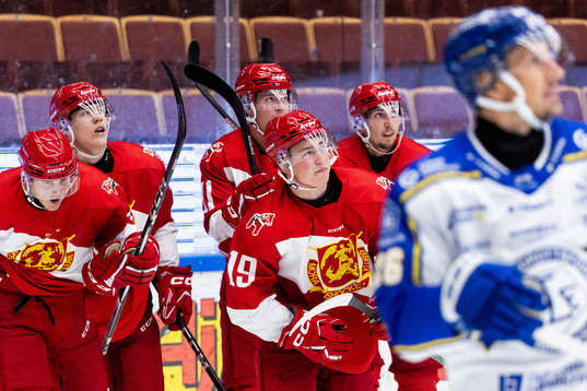 Moras Petter Vesterheim jublar med lagkamrater
