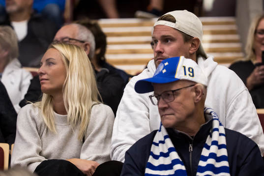 Leksands fd spelare Jonas Ahnelöv på läktaren