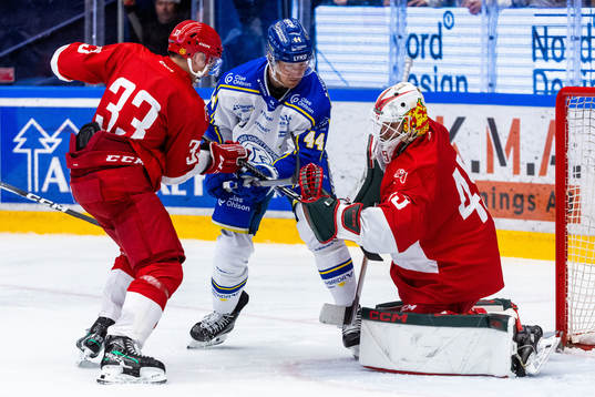 Moras William Pethrus  och målvakt Andreas Ljunggren mot
