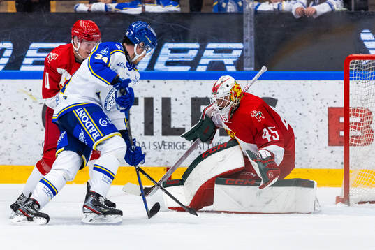 Moras Jacob Stöffling och målvakt Andreas Ljunggren mot