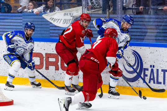 Leksands Oskar Lang och Marek Hrivik mot Moras Markus Modigs