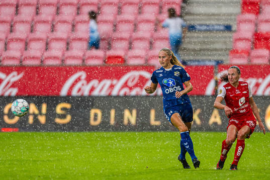 Iselin Sandnes Olsen of Lyn and Marit Bratberg Lund of Brann