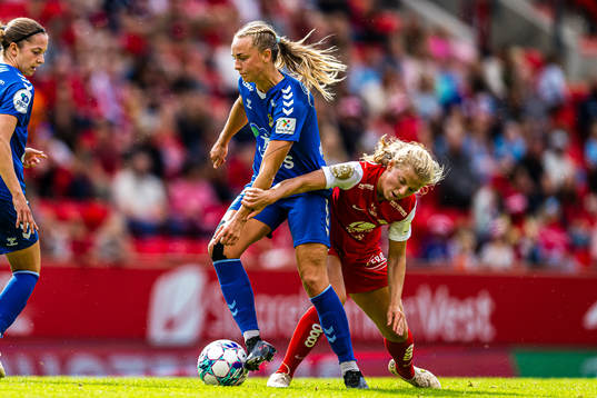Jenny Kristine Røsholm Olsen of Lyn and Justine Kvaleng