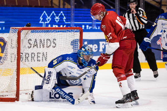 Leksands målvakt Filip Larsson och Moras Filip Björkman