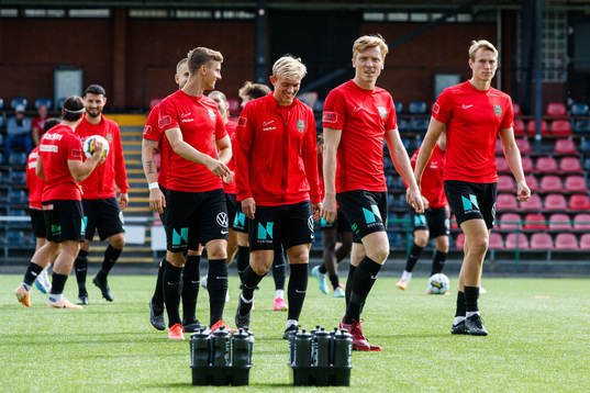 Brommapojkarnas spelare värmer upp