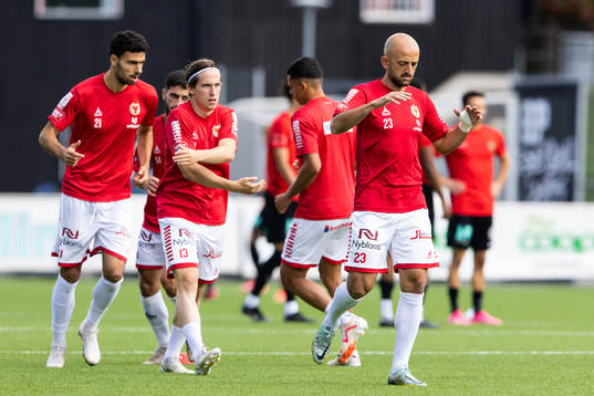 Kalmars spelare värmer upp