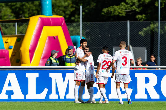 Kalmars Deniz Hummet jublar med lagkamrater