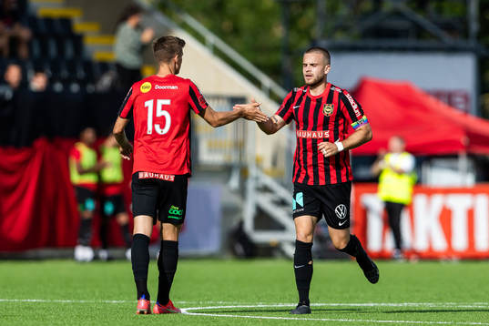 Brommapojkarnas Samuel Leach Holm jublar med Amadeus