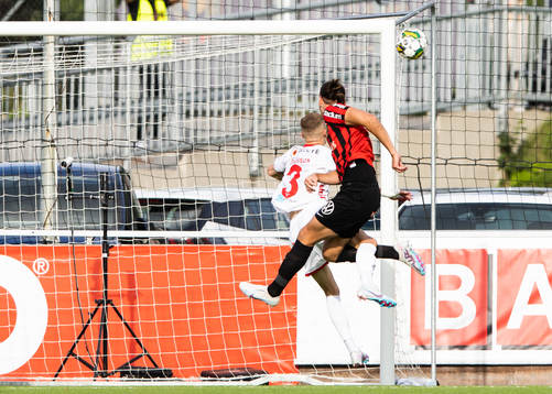 Brommapojkarnas Nikola Vasic nickar utanför