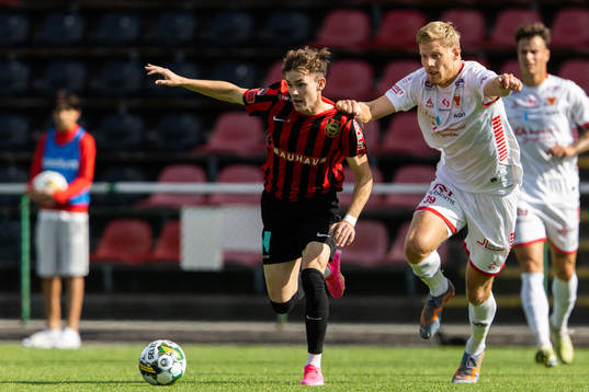 Brommapojkarnas Alexander Johansson och Kalmars Lars Saetra