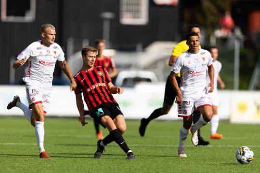 Brommapojkarnas Ludvig Fritzson mellan Kalmars Rasmus