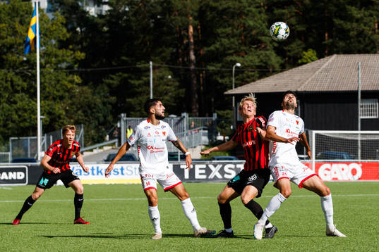 Brommapojkarnas Alexander Jensen i kamp om bollen med