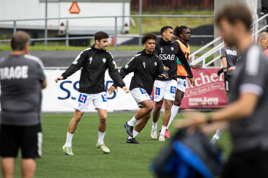 Brages spelare värmer upp innan fotbollsmatchen i