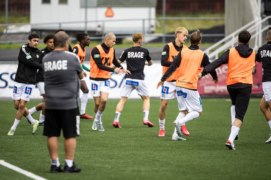 Brages spelare värmer upp innan fotbollsmatchen i