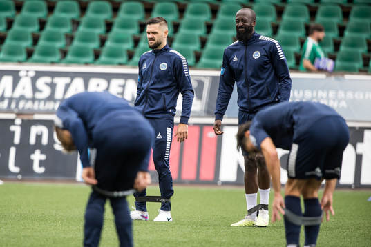 Utsiktens spelare värmer upp innan fotbollsmatchen i