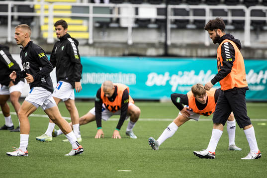 Brages spelare värmer upp innan fotbollsmatchen i