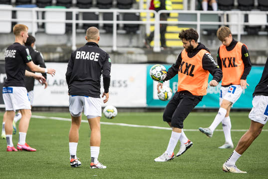Brages spelare värmer upp innan fotbollsmatchen i