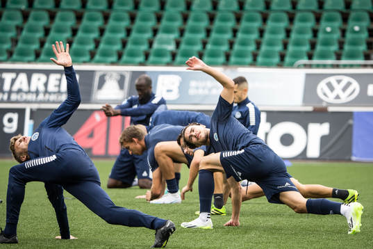 Utsiktens spelare värmer upp innan fotbollsmatchen i