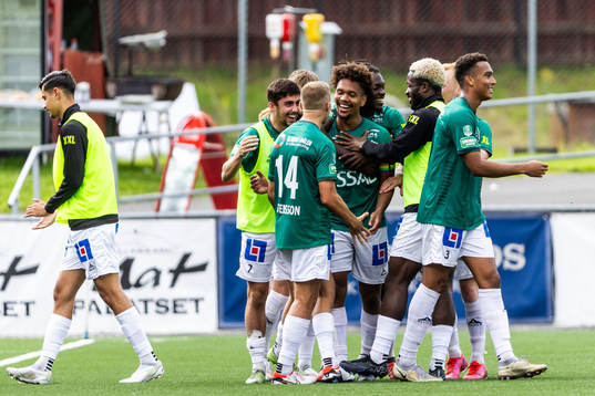 Brages Seth Hellberg jublar med lagkamrater
