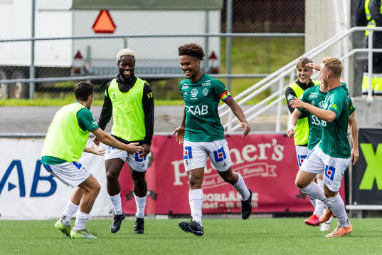 Brages Seth Hellberg jublar med lagkamrater