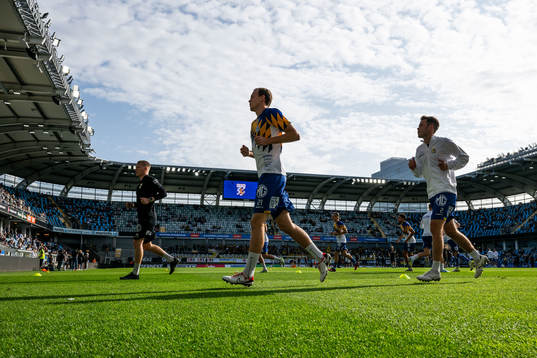 IFK Göteborgs Adam Carlén värmer upp