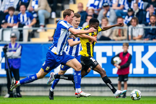 IFK Göteborgs Adam Carlén och Häckens Akoua Romeo Amane