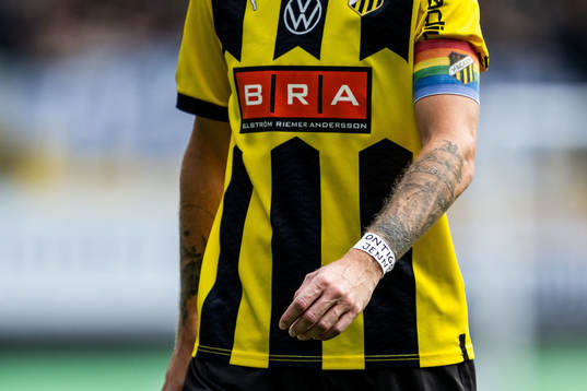 Häckens Samuel Gustafson bär vit tejp med texten