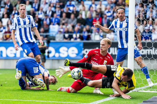 Häckens Even Hovland och IFK Göteborgs målvakt Pontus