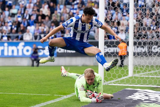 IFK Göteborgs Hussein Carneil och Häckens målvakt Peter