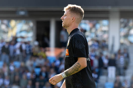 äckens Samuel Gustafson bär vit tejp med texten