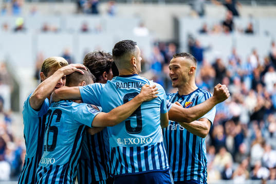 Djurgårdens Gustav Wikheim jublar med lagkamrater
