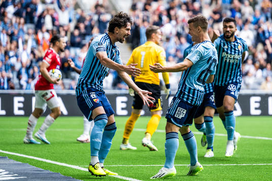 Djurgårdens Gustav Wikheim och Samuel Dahl jublar