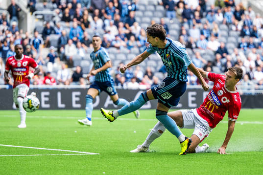 Djurgårdens Gustav Wikheim gör 1-0 bakom Degerforss Oscar