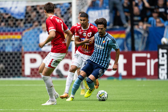 Degerfors Elyas Bouzaiene och Djurgårdens Gustav Wikheim
