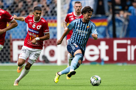 Degerfors Elyas Bouzaiene och Djurgårdens Gustav Wikheim