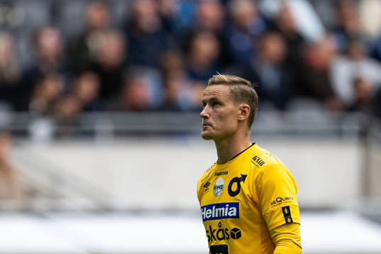 Degerfors målvakt Sondre Lovseth Rossbach deppar