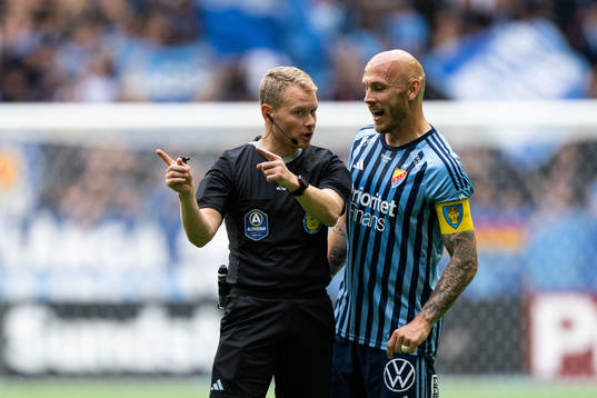 Domare Fredrik Klitte och Djurgårdens Magnus Eriksson