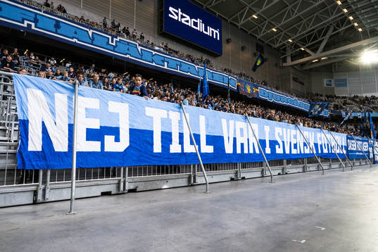 Djurgårdens supportrar med en banderoll