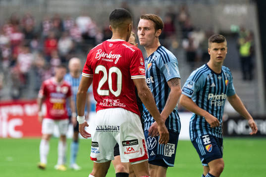 Degerfors Elyas Bouzaiene i diskussion med Djurgårdens