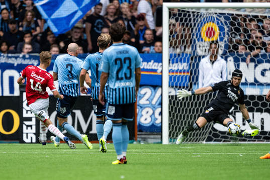 Degerfors Hugo Bolin och Djurgårdens målvakt Jacob Widell