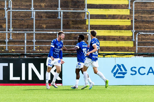 Trelleborgs Nicolas Mortensen jublar med lagkamrater