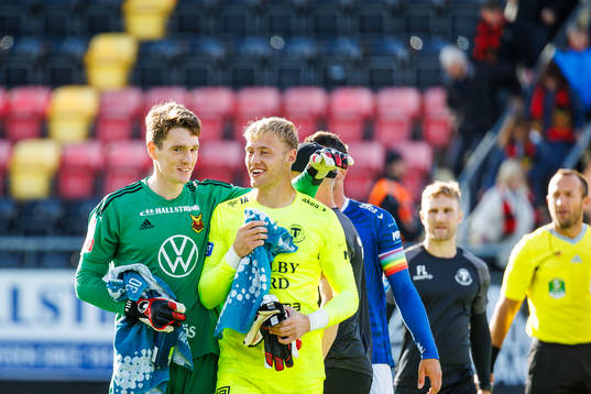 Östersunds målvakt Andrew Robert Mills klappar om